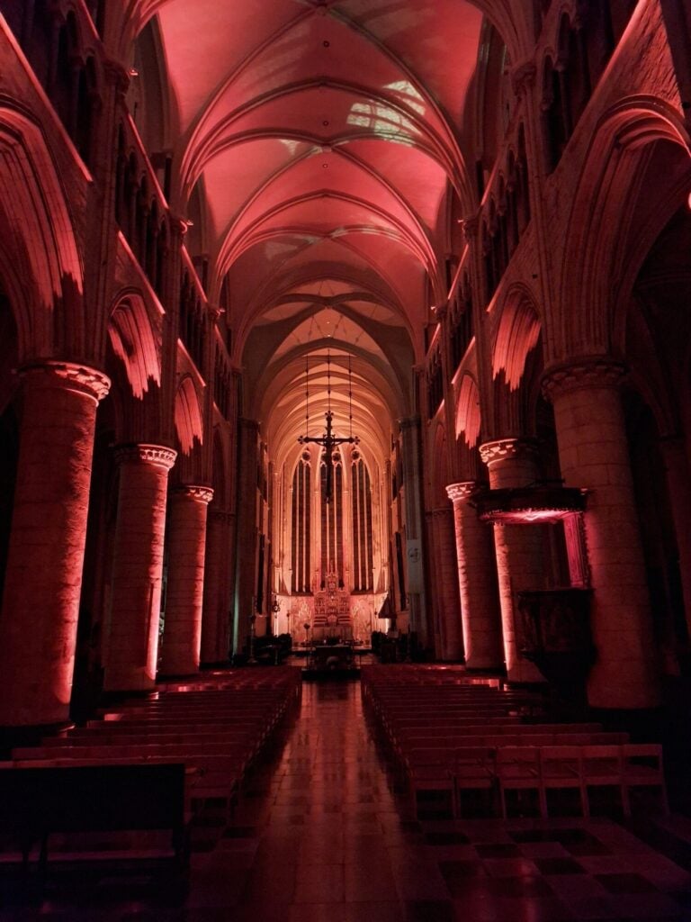 Rotes licht für religionsfreiheit: von kirchtürmen bis zum europäischen parlament – belgien setzt sich weltweit für verfolgte gläubige ein 9 20251115 230140 lr tongeren © kris cuypers rotated