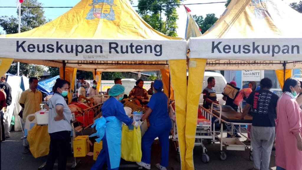 Photo – caritas of the diocese of ruteng establishes a disaster relief service post in front of the ruteng regional general hospital rsud east nusa tenggara
