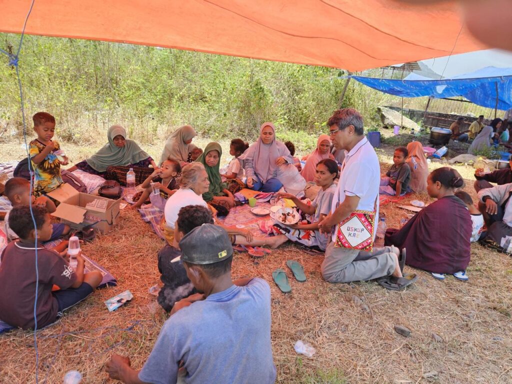 Photo – the archbishop of ende visits an evacuation site for earthquake affected residents in nagekeo regency east nusa tenggara