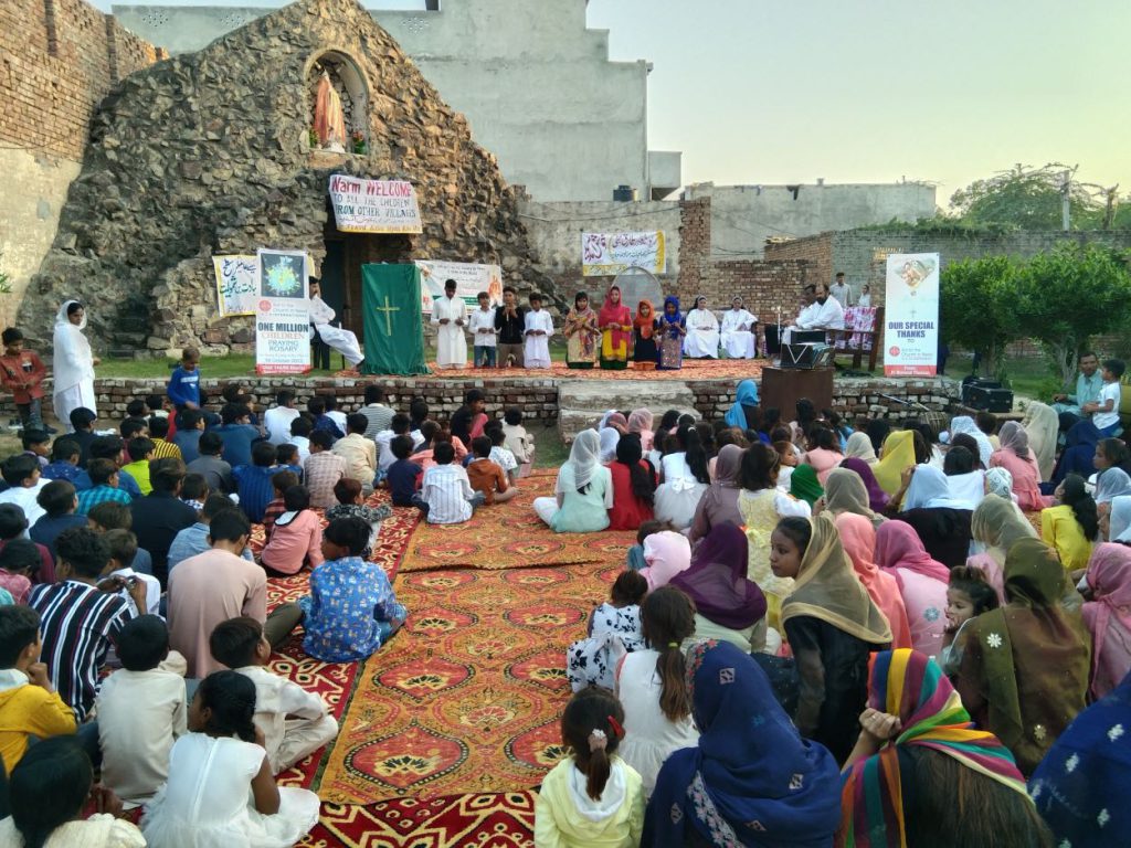 Kinder in der Pfarrei von Chak Jhumra, Pakistan