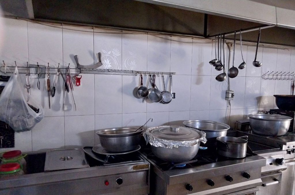Die Küche des Wohltätigkeitsrestaurants in Dwel'a, Damaskus, Syrien