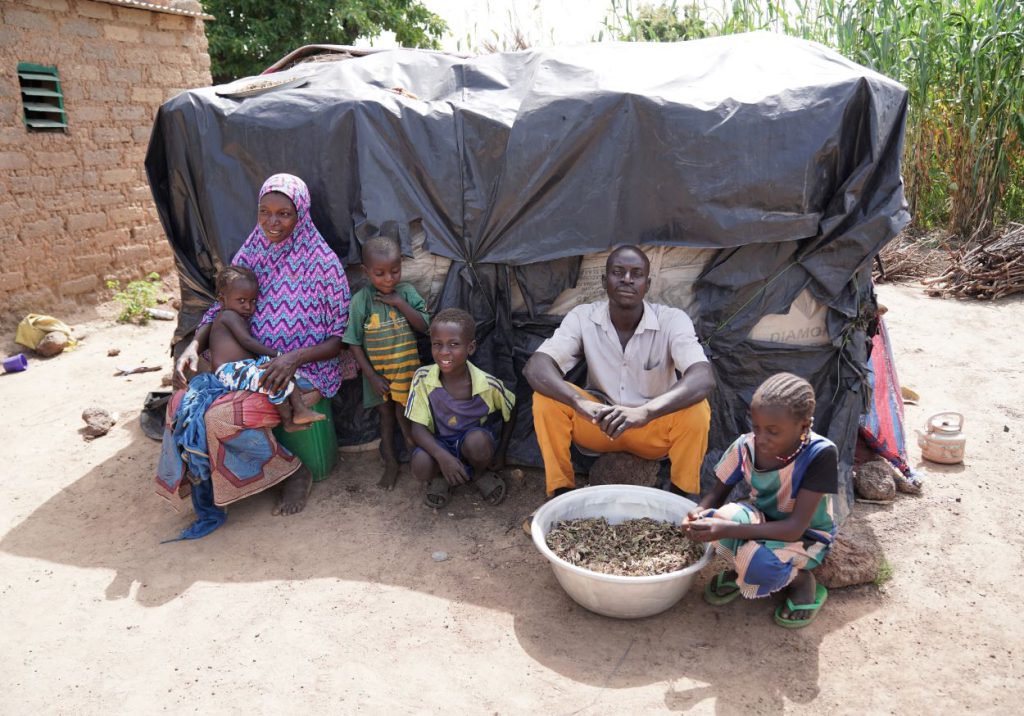 Eine Familie in einem Lager für Vertriebene, Burkina Faso